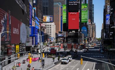 Times Square, permanece relativamente tranquilas devido ao surto contínuo da doença por coronavírus (COVID-19) no bairro de Manhattan em Nova York