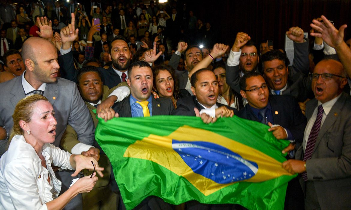 Brasília - Grupos pró e contra o impeachment da presidenta Dilma Rousseff se enfrentam no Congresso Nacional. A mobilização foi motivada pelo pedido de impeachment elaborado pelo Conselho Federal da OAB, protocolado nesta segunda-feira 