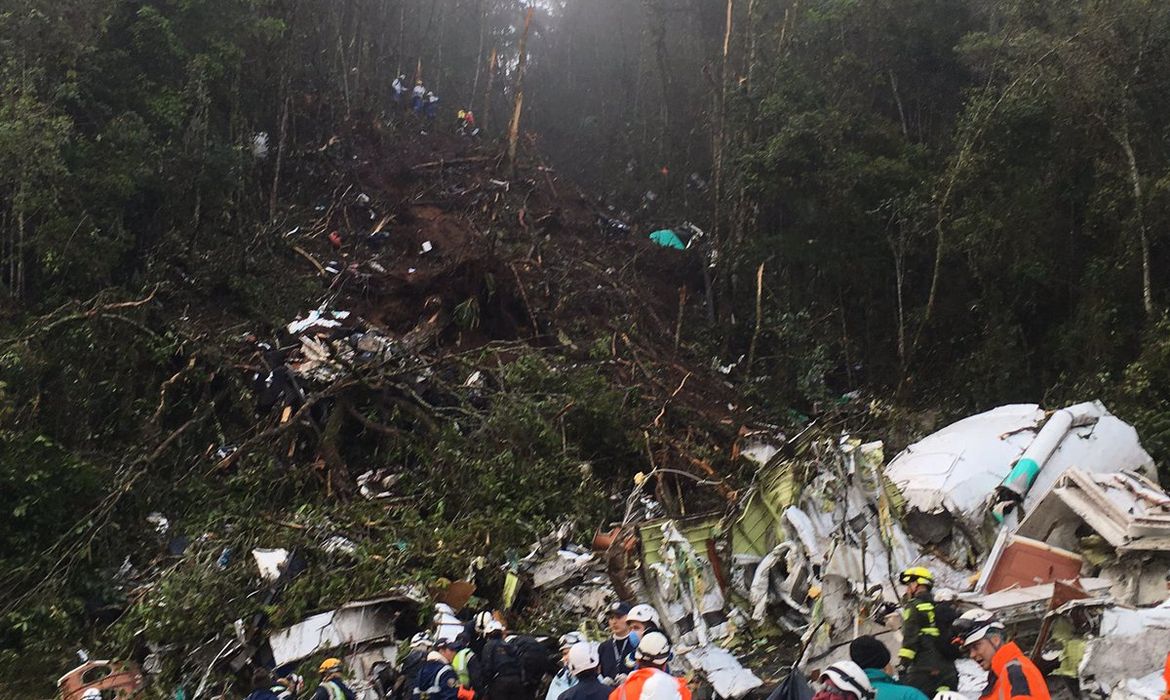 Destroços do avião da Chapecoense, após acidente aéreo que matou 76 pessoas
