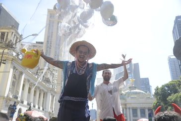 Bloco de carnaval desfila pela Cinelndia, no centro do Rio de Janeiro
