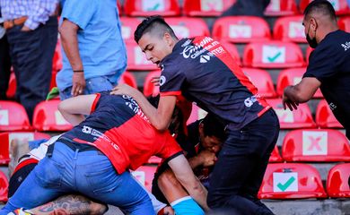Briga entre torcedores no estádio do Querétaro