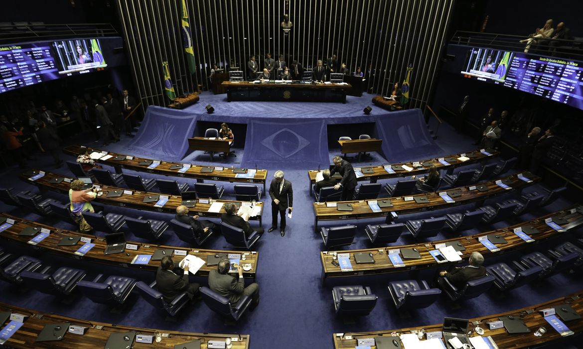 Brasília - Senado analisa o PLS 32/2018, que estabelece prazo de seis meses para a instalação de bloqueadores de sinal de celular em prisões (Fabio Rodrigues Pozzebom/Agência Brasil)
