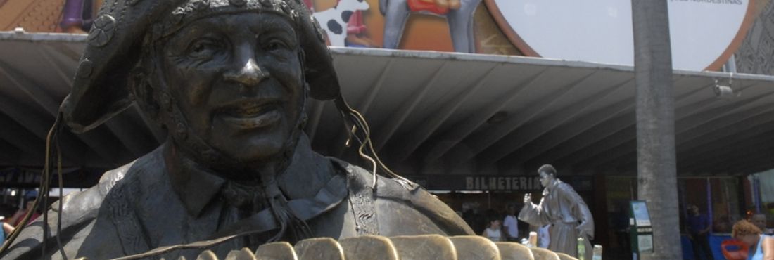 A estátua de Luiz Gonzaga é a primeira visão da Feira de São Cristóvão, o centro de tradições nordestinas do Rio.