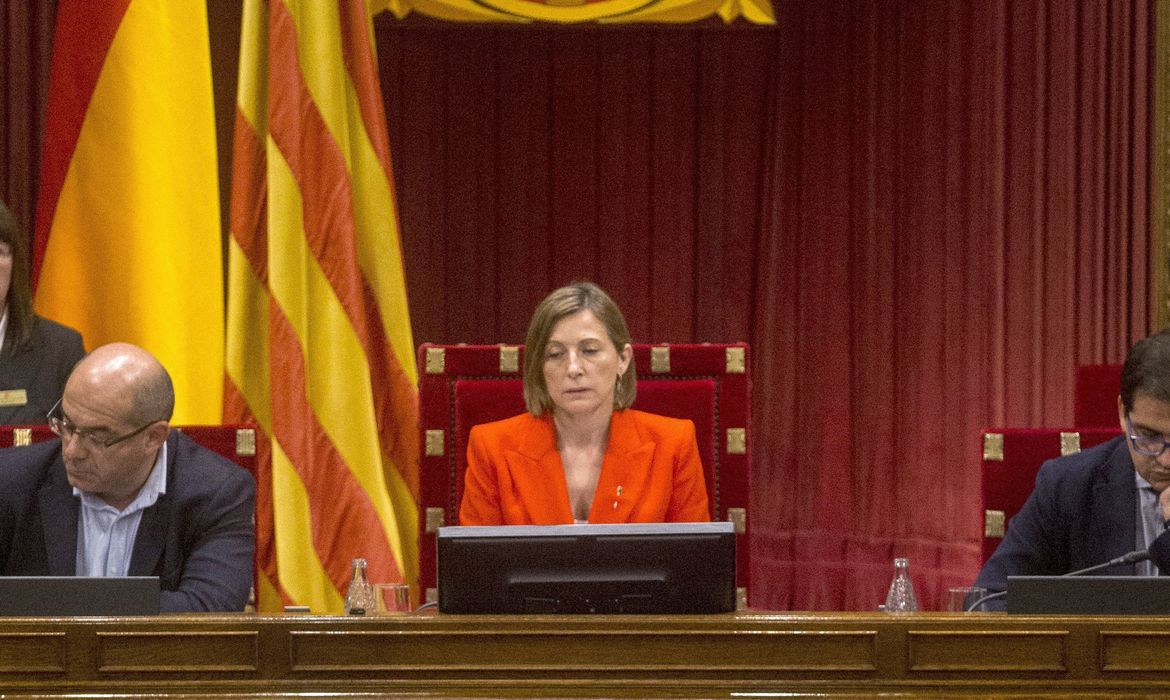 O presidente da Generalitat, Carles Puigdemont, durante seu discurso de independência no Parlamento catalão 