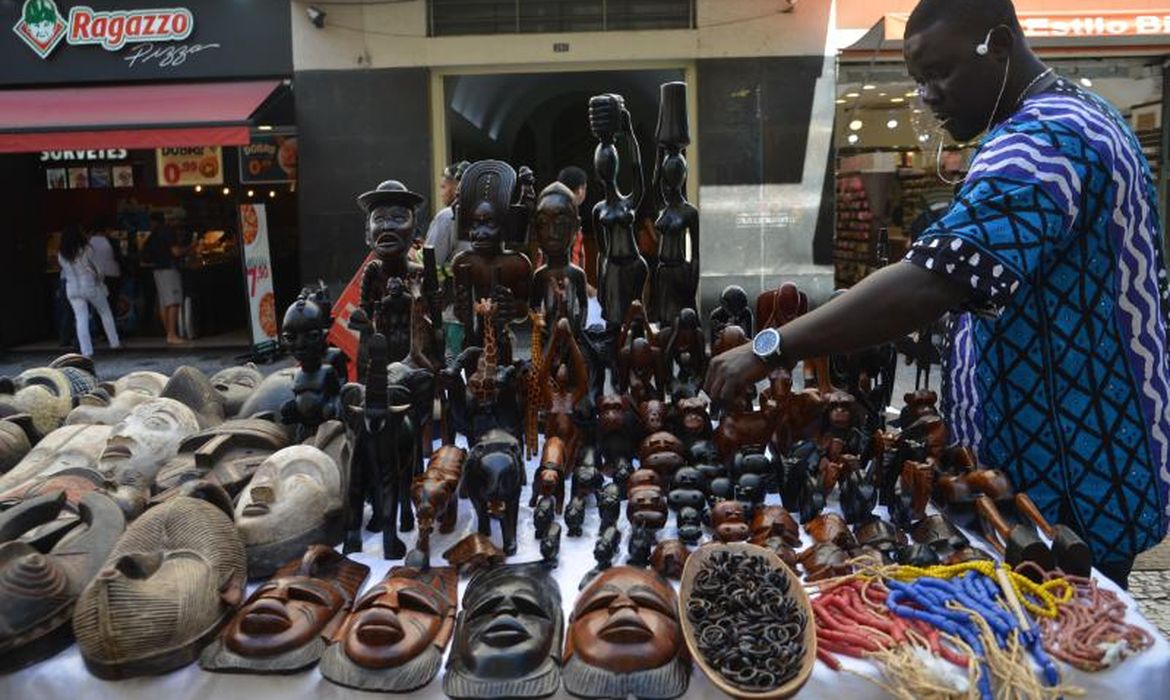 O senegalês Ndiaga Sow vende objetos decorativos africanos em São Paulo