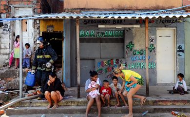 São Paulo - Moradores da favela Vila Alba atingida por um incêndio na manhã desta sexta-feira (Rovena Rosa/Agência Brasil)
