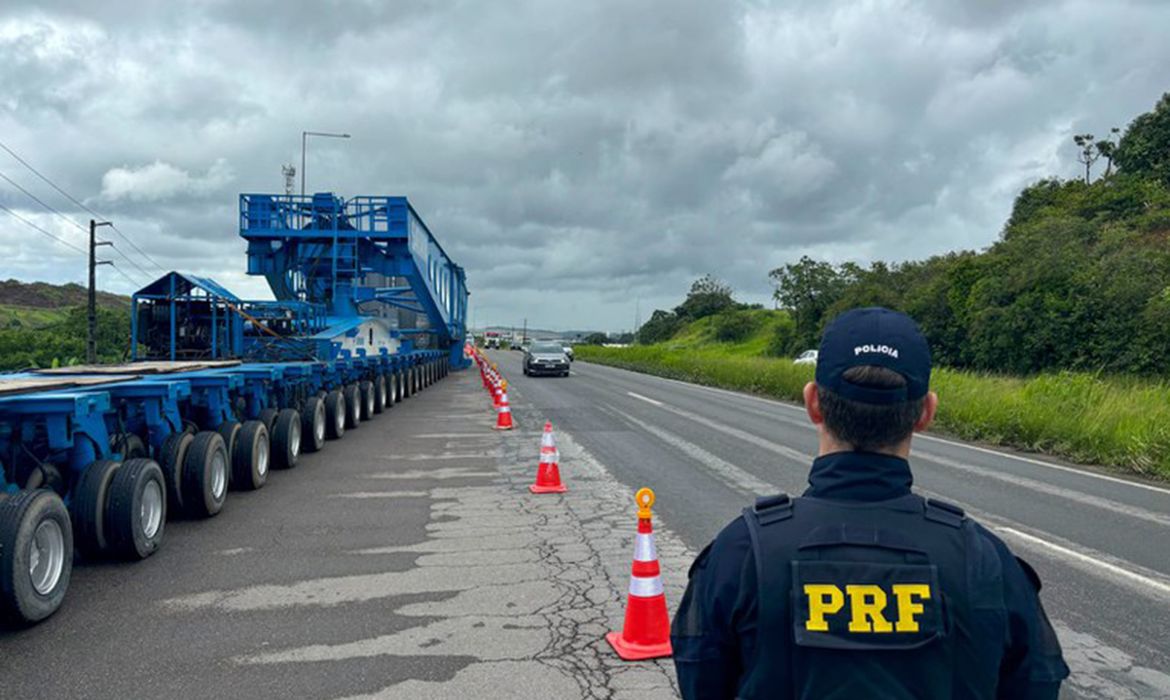 Transporte do 2 transformador gigante altera trnsito entre PE e PB