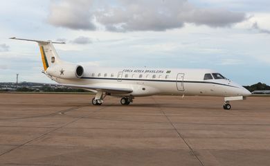 Brasília - Avião da FAB, com o jogador Alan Ruschel e o jornalista Rafael Henzel, sobreviventes do acidente com o voo da Chapecoense na Colômbia, faz escala na capital federal (Valter Campanato/Agência Brasil)