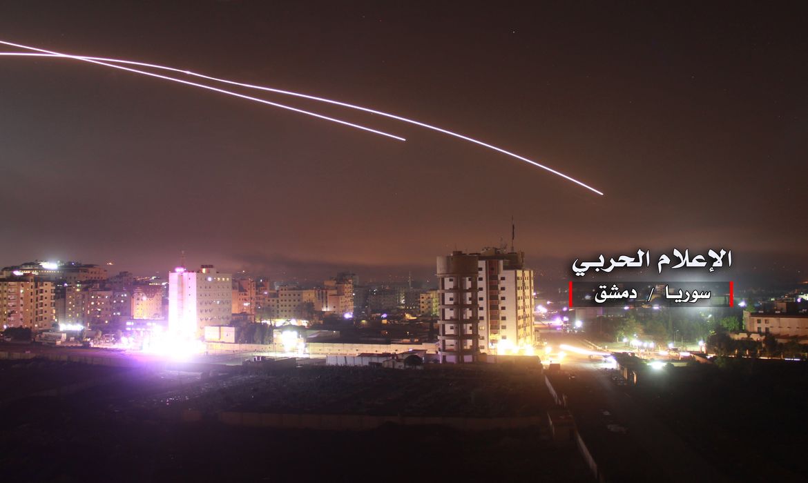 Israel ataca alvos do Irã na Síria após disparo de foguetes