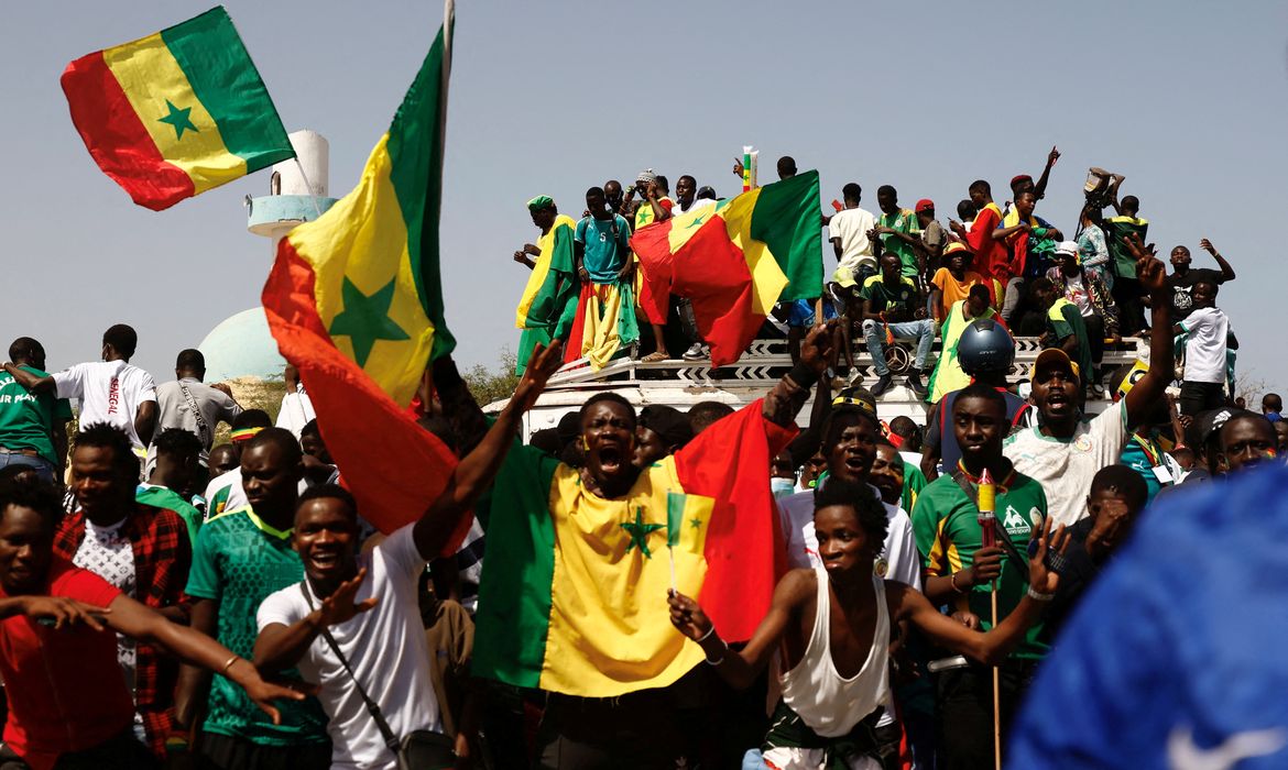 Senegaleses comemoram enquanto esperam chegada dos jogadores da seleção do país a Dacar após conquista da Copa Africana de Nações