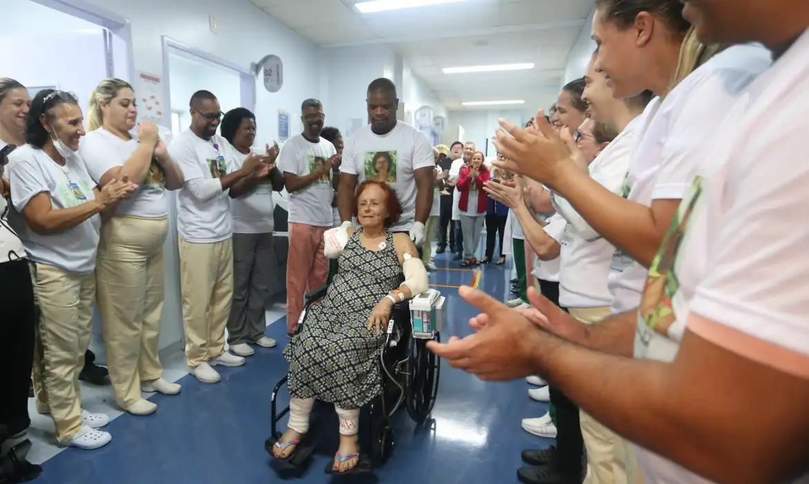 Escritora Roseana Murray, de 73 anos, atacada por pitbulls, tem alta do Hospital Estadual Alberto Torres, Foto: Divulgação/HEAT