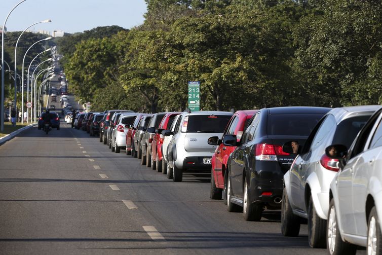 Brasilienses enfrentam até 4km de filas para abastecer em posto de combustíveis que vende gasolina a R$ 2,98 como parte do Dia da Liberdade de Impostos (DLI). 