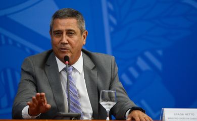 O ministro da Casa Civil, Braga Netto, fala à imprensa no Palácio do Planalto, sobre as ações de enfrentamento ao covid-19 no país
