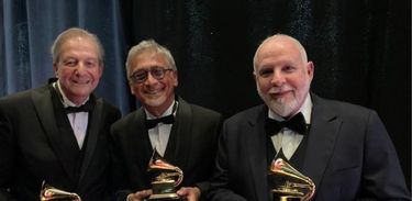 David Taygel, Zé Renato e Lourenço Beta com o Grammy 2023