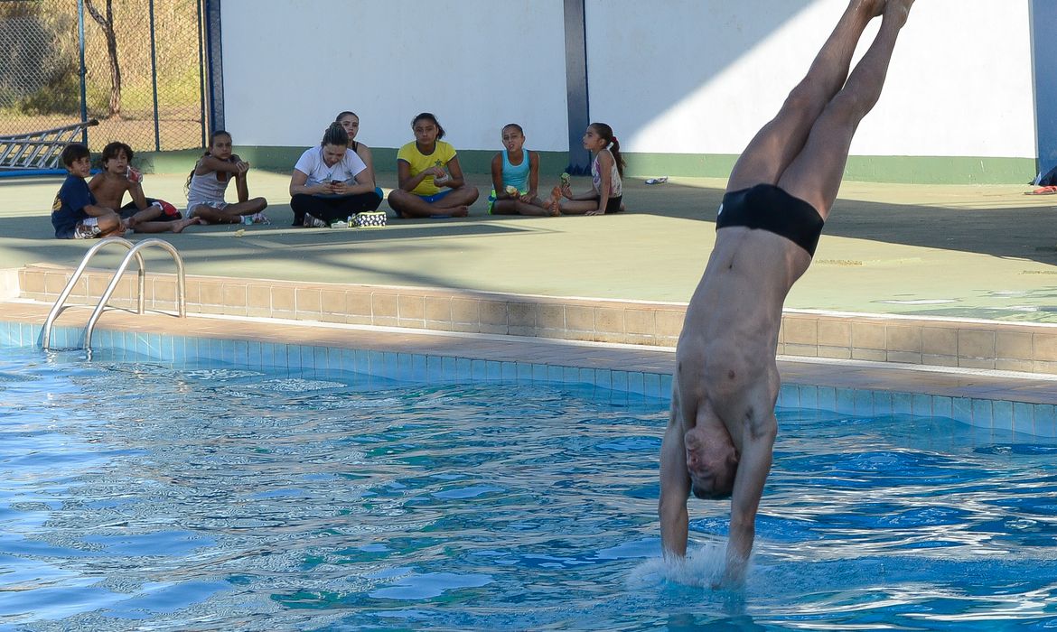 Atletas de saltos ornamentais treinam visando a preparação para os Jogos Olímpicos do Rio 2016, no Centro de Excelência em Saltos Ornamentais da UnB. Na foto, Pietro Toscani, São Paulo (Valter Campanato/Agência Brasil)