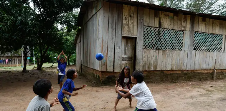  Crianças indígenas brincam com bola na aldeia Pé de Mutum, Terra Indígena Japuíra, do Povo Rikbaktsa. 