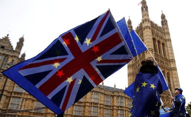 Manifestantes anti-Brexit agitam bandeiras em Londres