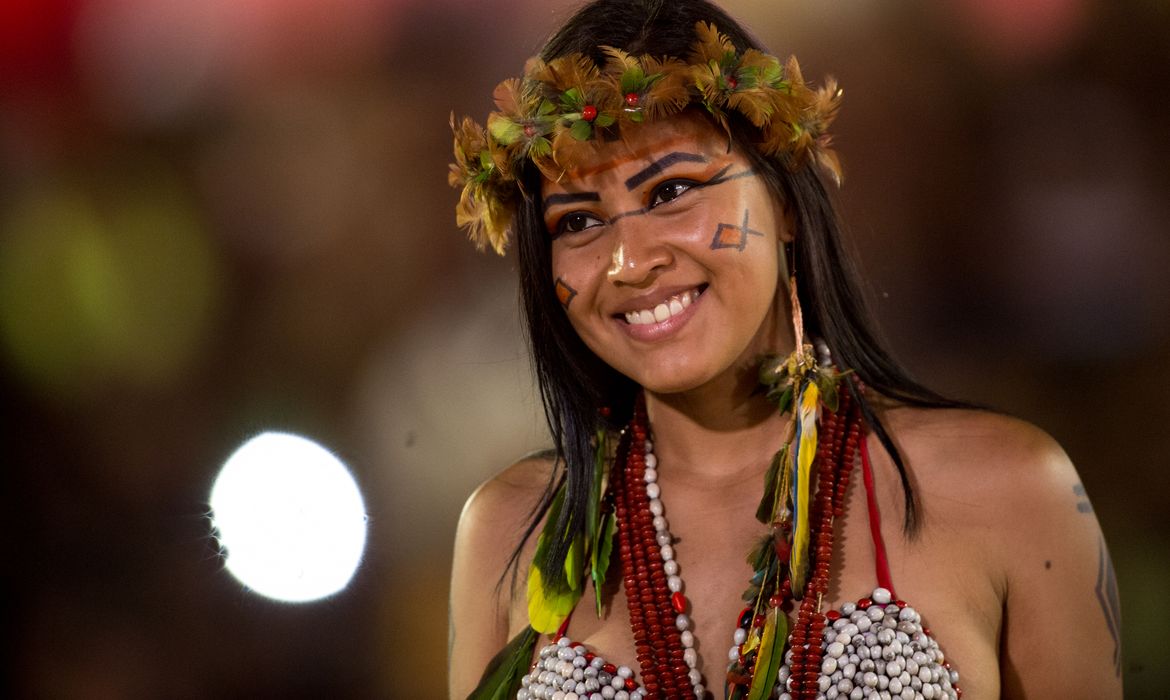 Brasileira Brasileira Mulher Moça Tradicional De Vestuário
