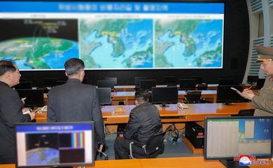 Líder da Coreia do Norte, Kim Jong Un, inspeciona a Administração Nacional de Desenvolvimento Aeroespacial