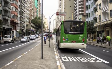 Corredor de ônibus no bairro da Lapa, em São Paulo. Transporte, mobilidade urebana