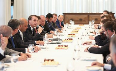 O presidente Jair Bolsonaro se reúne com lideranças partidárias da Câmara dos Deputados, no Palácio da Alvorada.