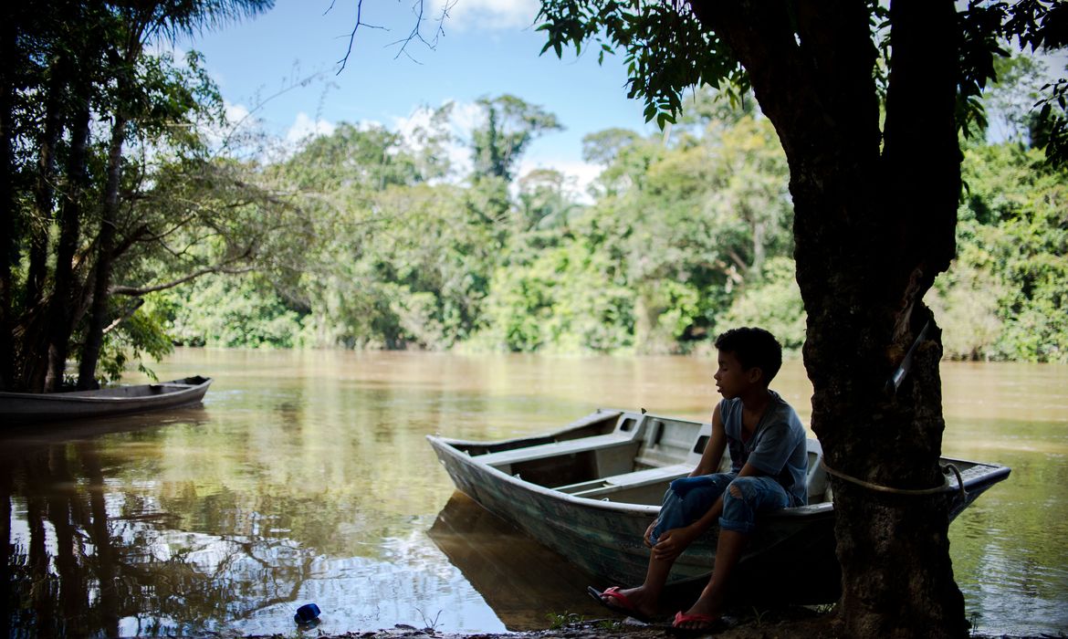 Ponto do Rio Guariba utilizado para descarregar castanhas coletadas e vendidas por ribeirinhos da reserva extrativista Guariba-Roosevelt (Foto: Marcelo Camargo/Agência Brasil)