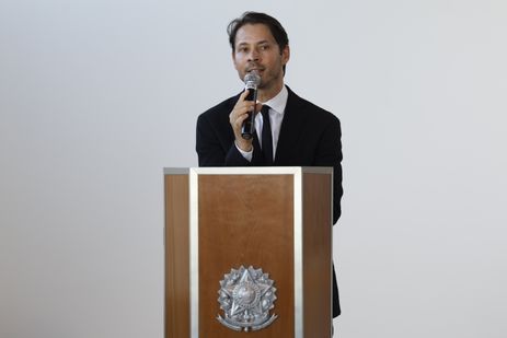 Rio de Janeiro (RJ), 25/03/2026 – O procurador Ivan Marx participa da homenagem ao músico Tenório Júnior, morto e desaparecido há 50 anos, na Argentina, com a entrega de seus colares a familiares, no Ministério Público Federal (MPF) na 2ª Região. Foto: Fernando Frazão/Agência Brasil