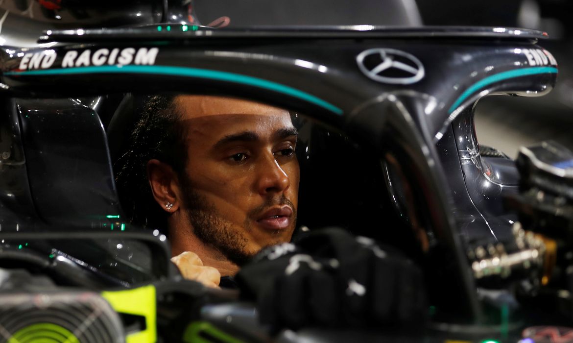 Lewis Hamilton sentado em sua Mercedes