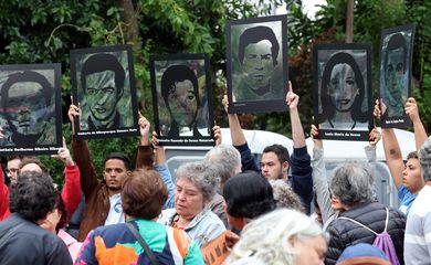 São Paulo (SP) 06/04/2025 - Parentes e Torturados durante o regime militar de 64 em frente ao DOI/CODI, onde foi assassinado o jornalista Vladimir Herzog, participam da 5ª Edição da Caminhada do Silêncio pelas vítimas de violência do Estado, próximo ao Monumento em Homenagem aos Mortos e Desaparecidos Políticos no Parque Ibirapuera. Foto: Paulo Pinto/Agencia Brasil