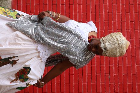 A dançarina Elis Trindade é rainha do Maracatu Ouro do Congo, da família de Solano Trindade, em Embu das Artes.