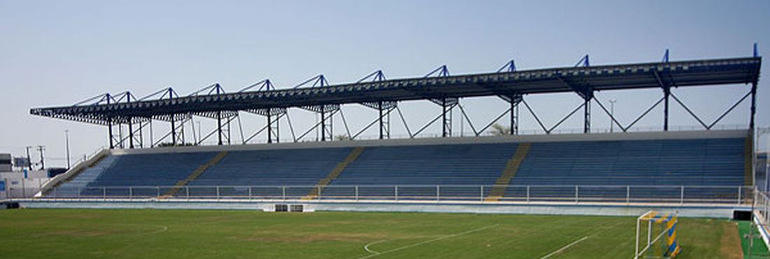 Estádio Cláudio Moacyr - o Moacyrzão - antes de reforma: Defesa Civil interditou o estádio por conta de problemas na cobertura metálica