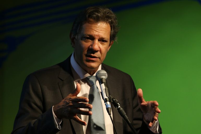 O futuro titular do Ministério da Fazenda, Fernando Haddad, fala à imprensa no CCBB