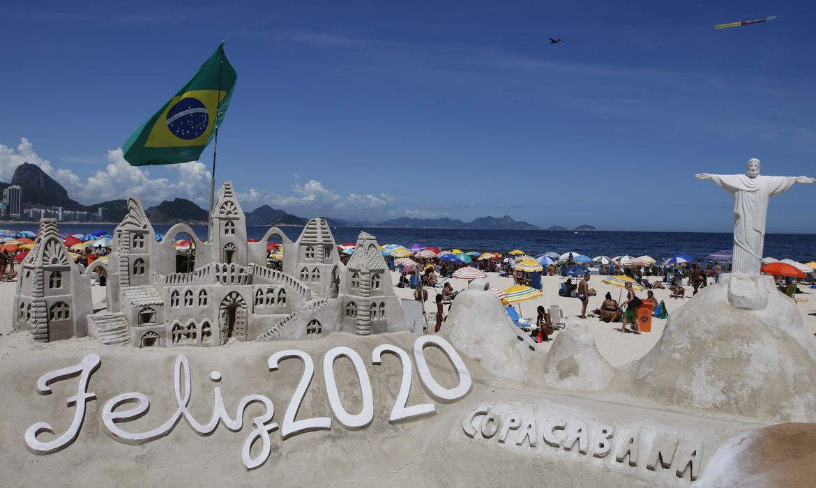 Cariocas e turistas aproveitam verão ensolarado no último domingo do ano durante preparativos para o Réveillon na praia de Copacabana.