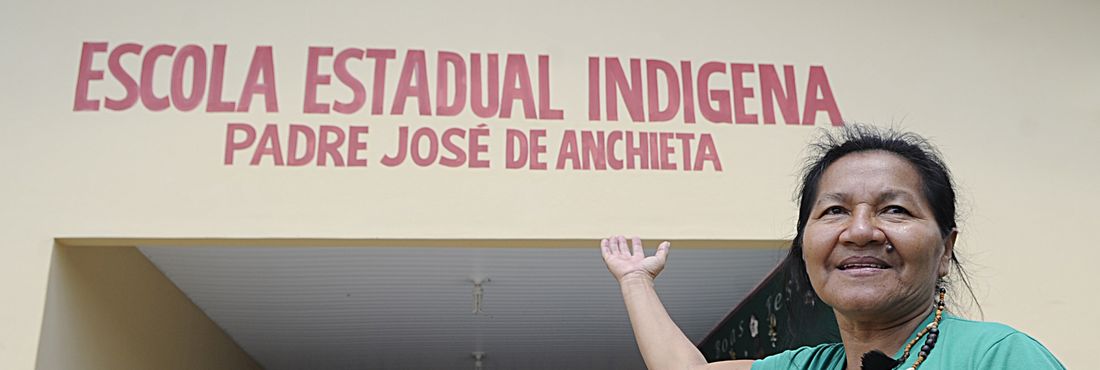 atalina da Silva Messiaas, gestora da escola Estadual Indigena Padre José de Anchieta, e integrante da OMIR (Organização das Mulheres Indígenas de Roraima), mostra a escola na Comunidade Indigena do Barro na região do Surumu