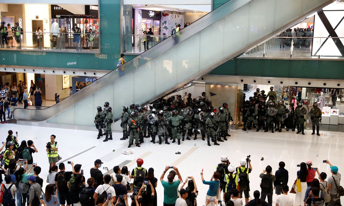 Police officers are seen as shoppers and anti-government protesters gather at New Town Plaza in Sha Tin, Hong Kong, China November 3, 2019. REUTERS/Thomas Peter