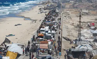 Palestinos deslocados fogem devido a operação militar israelense no centro da Faixa de Gaza
1º/10/2025
REUTERS/Mahmoud Issa