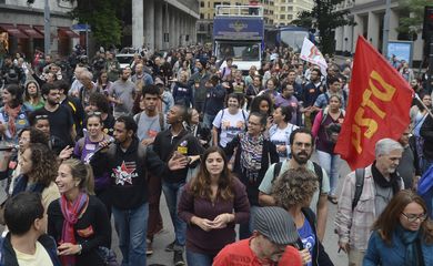 Rio de Janeiro - Professores e estudantes fazem manifestação na Alerj por aumento de salário e melhores condições de trabalho para a categoria  (Tomaz Silva/Agência Brasil)