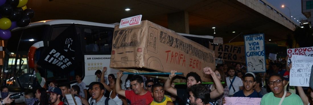 Em protesto, brasilienses pedem tarifa zero e passe livre para o transporte coletivo