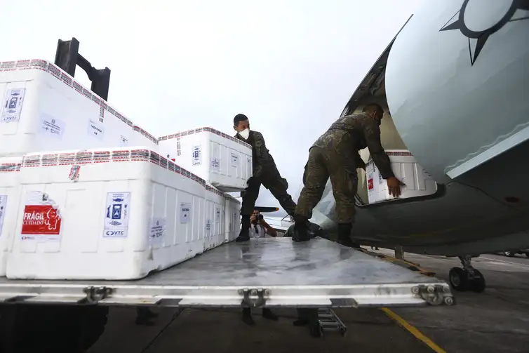 Marcelo Camargo/Agência Brasil A Força Aérea Brasileira transporta vacinas contra o novo coronavírus até o município de Tabatinga para a vacinação em comunidades indígenas.