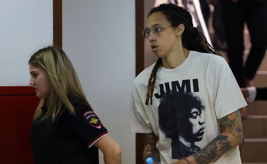 Jogadora de basquete norte-americana Brittney Griner chega para audiência em tribunal em Khimki, na Rússia