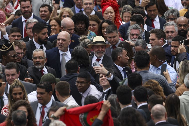 Brasília (DF), 08/01/2025 - O presidente Luiz Inácio Lula da Silva participa de eventos em referência aos episódios antidemocráticos ocorridos em 8 de janeiro de 2023: a reintegração das obras de arte destruídas nos ataques antidemocráticos, a reincorporação ao acervo do palácio o relógio do Século XVII e uma ânfora - tidos como símbolos da dificuldade e delicadeza nos trabalhos de restauração; e o descerramento do painel As Mulatas, que foi vandalizado no mesmo ataque, recuperado e, agora devolvido ao seu local original, o 3º andar do Palácio do Planalto. Foto: Marcelo Camargo/Agência Brasil