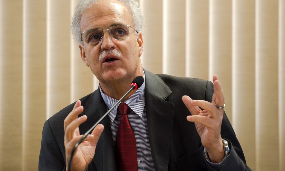 Brasília - O presidente da Coordenação de Aperfeiçoamento de Pessoal de Nível Superior (Capes), Carlos Nobre, durante assinatura de protocolo de cooperação na área de desastres ambientais (Marcelo Camargo/Agência Brasil)