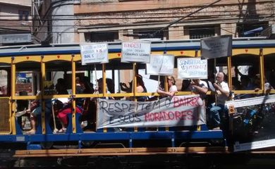 Moradores de Santa Teresa ocupam veículo pedindo a volta da circulação plena dos bondes no bairro