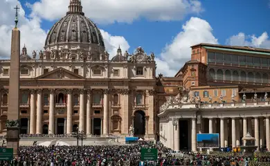 People watch as screens show black smoke rising from the chimney on the Sistine Chapel, indicating no decision has been made to elect a new pope, as seen from Rome, Italy May 8, 2025. REUTERS/Alkis Konstantinidis     TPX IMAGES OF THE DAY