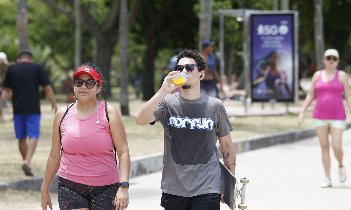Rio de Janeiro (RJ) 25/01/2025 – Frequentadores se refrescam na Praia do Flamengo durante semana com alerta de calor extremo. Foto: Fernando Frazão/Agência Brasil