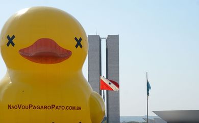 Brasília - Contra um novo aumento de impostos, a Fiesp lançou a campanha nacional Não Vou Pagar o Pato em frente ao Congresso Nacional (José Cruz/Agência Brasil)