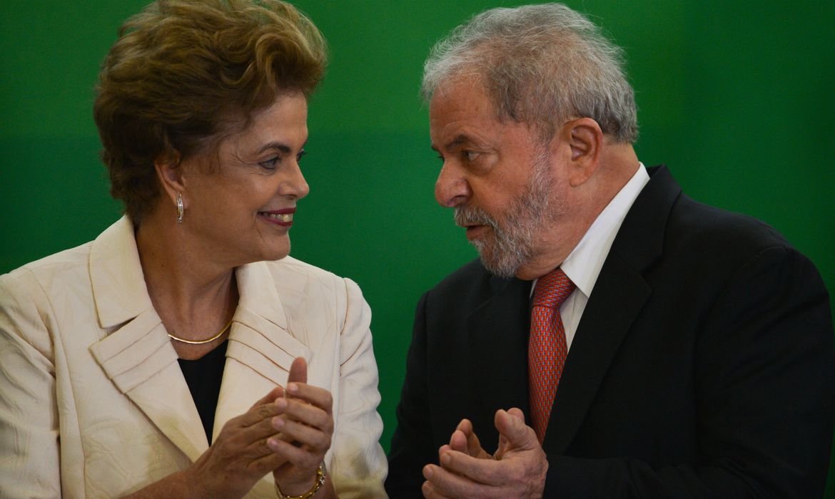 Brasília - A presidenta Dilma Rousseff e o novo ministro da Casa Civil, Luiz Inácio Lula da Silva, na cerimônia de posse   (José Cruz/Agência Brasil)