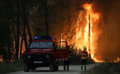 Bombeiros combatem chamas de incêndio florestal em Ourém, em Santarém, Portugal