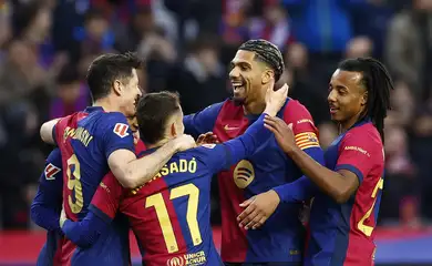 Soccer Football - LaLiga - FC Barcelona v Real Sociedad - Estadi Olimpic Lluis Companys, Barcelona, Spain - March 2, 2025 FC Barcelona's Robert Lewandowski celebrates scoring their fourth goal with teammates REUTERS/Albert Gea