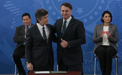 O ministro da Saúde, Nelson Teich e o presidente da República, Jair Bolsonaro, durante solenidade de posse no Palácio do Planalto